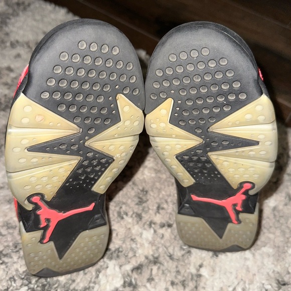 Jordan 6 Retro 'Infrared 23' GS - Picture 7 of 8